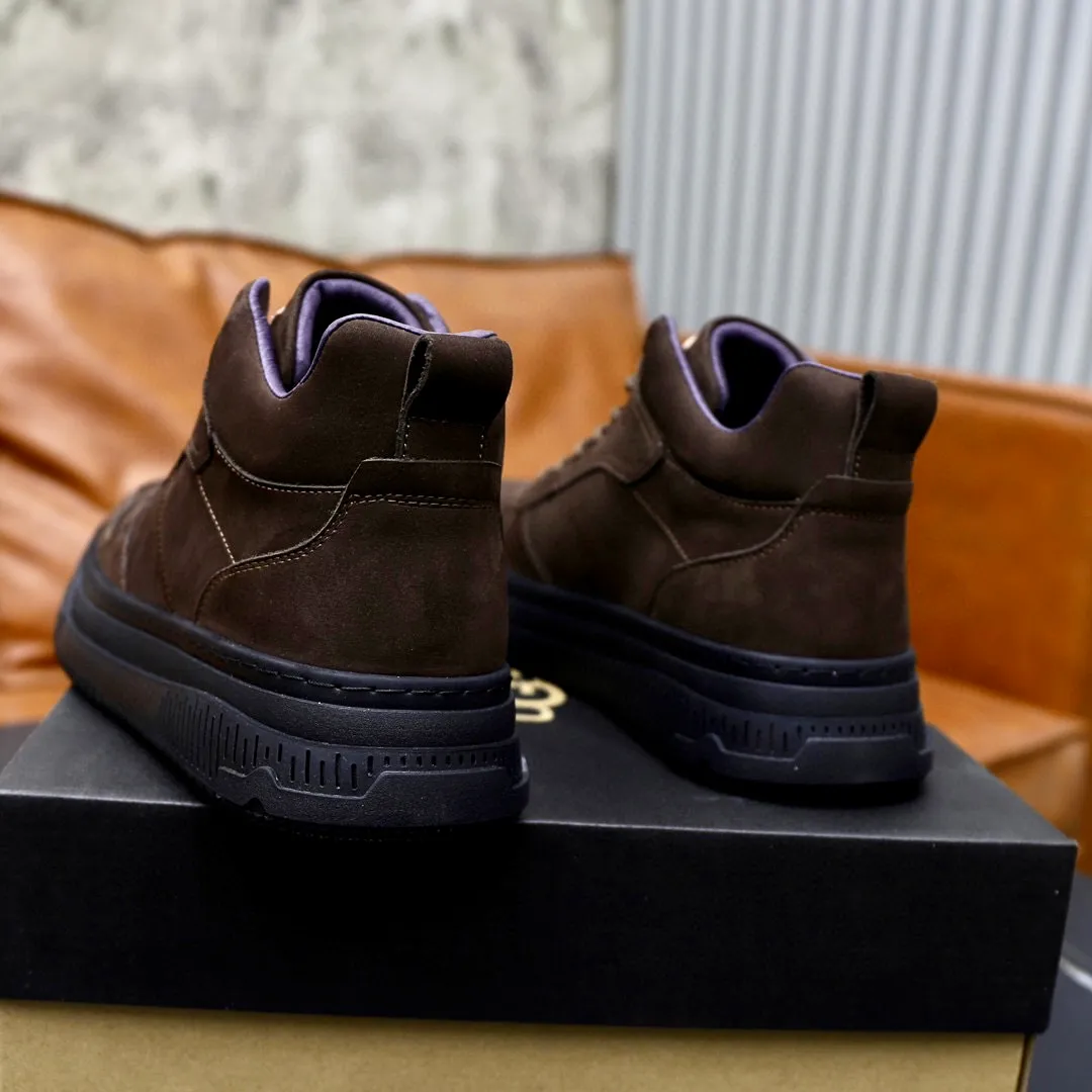 Ex-factory price: 640💰Thick wool imported from Australia Brand: UGG genuine purchasing agent Size: 38-44 Grade: Official website 1:1 Material: First layer of genuine leather waterproof and antifreeze upper Real wool lining Original non-slip soft wear-resistant outsole Style category: Men's casual shoes Trendy style Comfortable on the feet Color: Official website color synchronization